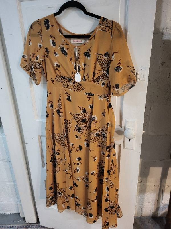 lot 195 image: Set of 3 Womens Dresses Assorted Styles and Prints Size Medium