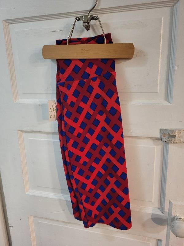 lot 199 image: Set of 2 Bodysuits, 1 LulaRoe XS Skirt, and 1 Pair of Jeggings