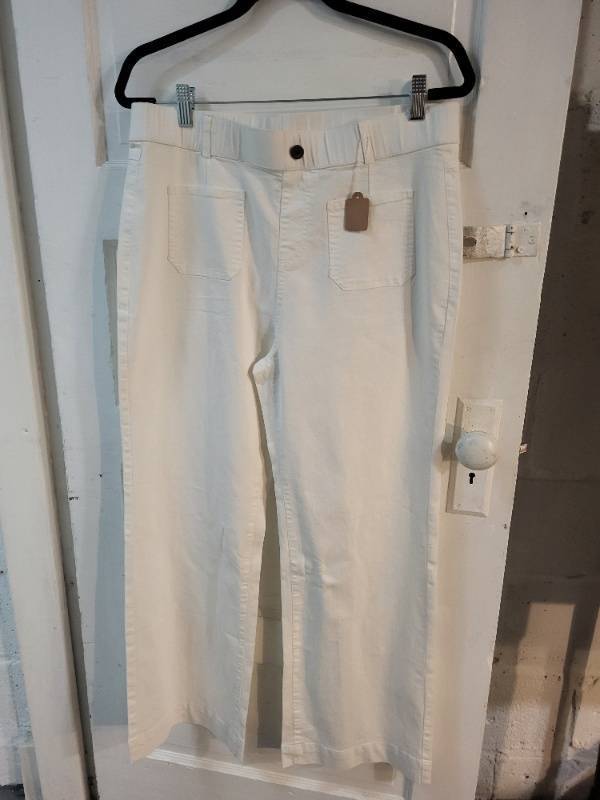 lot 200 image: Gloria Vanderbilt Ultra Twill White Faux Denim Pants Size 16 Avg
