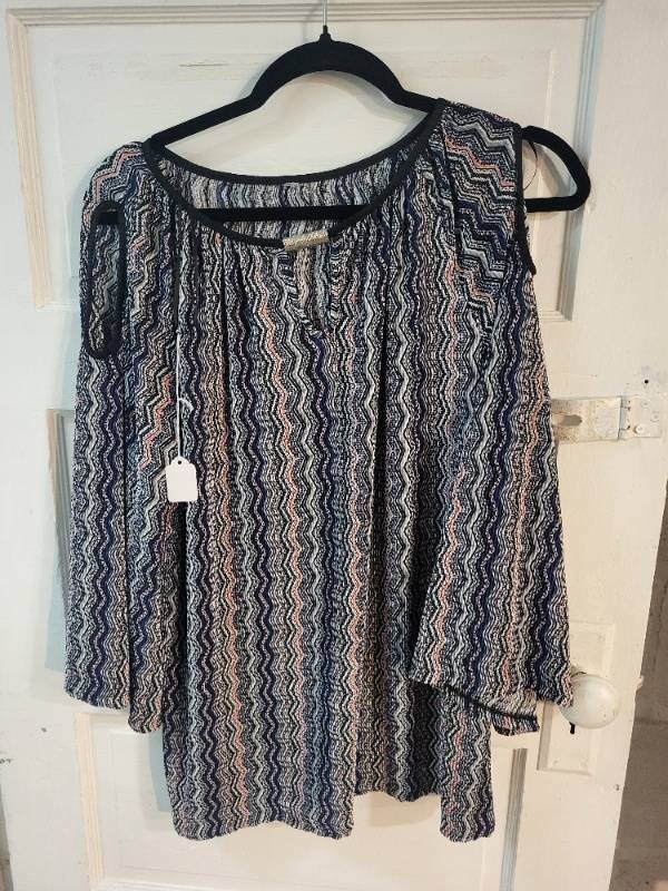 lot 6K image: 2 Womens XL Tops - Zigzag Cold Shoulder Blouse & Style&co Ruffled Tank