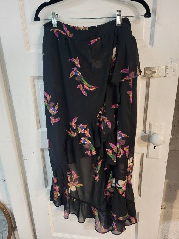 lot 7K image: Womens Large Black Floral Ruffle Midi Skirt