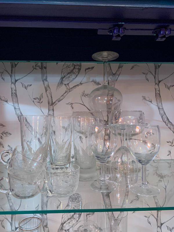 lot 91 image: Elegant Vintage Etched Glassware Collection - Assorted Glasses & Cups