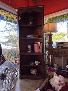 lot 134B image: Set of 2 elegant wooden corner bookshelves - Contents not included