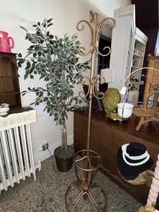 lot 24 image: Decorative Metal Coat Rack with Ornate Design