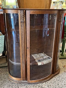 lot 28 image: Vintage Wooden Display Cabinet with Plexiglass Panels with Keys
