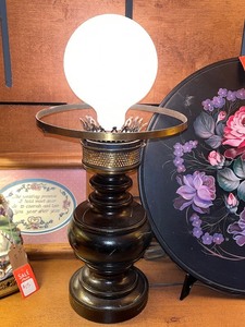 lot 126 image: Vintage-Style Table Lamp with Ornate Base and Round Bulb
