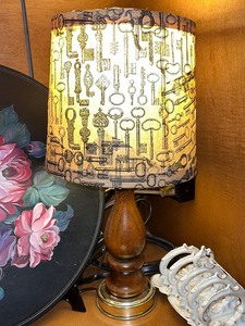 lot 127 image: Vintage Table Lamp with Key Design Shade