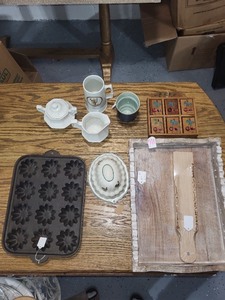lot 41 image: Vintage Kitchenware and Decor Collection Including Trays, Molds, Mugs, and Spice Rack