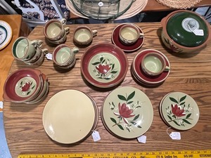 lot 34E image: Vintage Stangl Pottery Magnolia Dinnerware Set