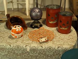 lot 192 image: Halloween Decor Collection with Pumpkin Lanterns, Ceramic Bowl, and Pumpkin Tray