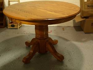 lot 202 image: Round Oak Dining Table with 4 Matching Chairs