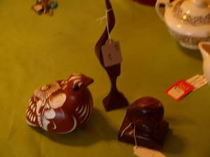 lot 222 image: Set of 3 Decorative Figurines - Quail, MCM Wooden Crane, and a Hand Carved Kiwi Bird