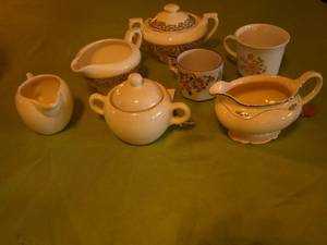 lot 224 image: Collection of Vintage Porcelain Creamers, Sugar Bowls, and Floral Teacups