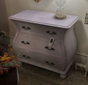 lot 225 image: Antique Style Curved Wood 3 Drawer Chest with Ornate Hardware