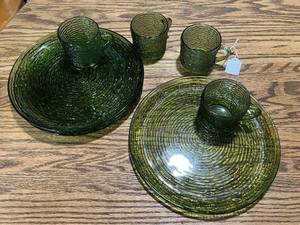 lot 61 image: Set of 4 Retro Green Swirl Glass Snack Plates and Cups