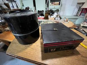 lot 66 image: Vintage Hat Box and Daytons Mens Store Dorville Storage Box Set