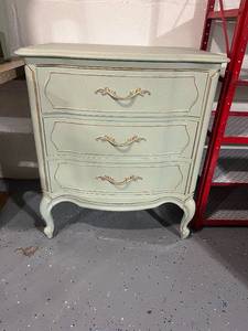 lot 3 image: Vintage Style 3-Drawer Chest with Elegant Handles