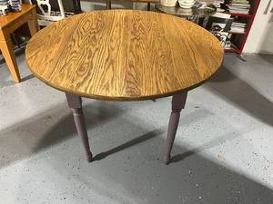 lot 18 image: Extendable Wooden Dining Table with Painted Legs