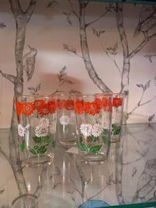 lot 23 image: Set of 4 Vintage Floral Design Drinking Glasses