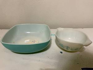 lot 113 image: Vintage Pyrex Mixing Bowls - Turquoise & Patterned Design