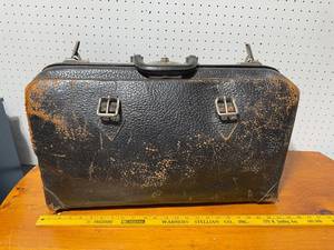 lot 138 image: Vintage Black Leather Briefcase with Buckle Clasps