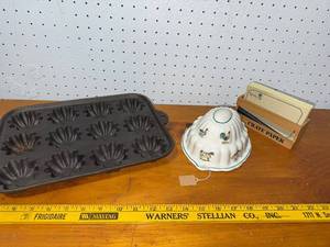 lot 144 image: Vintage Cast Iron Baking Mold, Ceramic Bowl & Wooden Recipe Card Holder