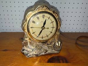 lot 145 image: Vintage United Self Starting Electric Clock with Decorative Base