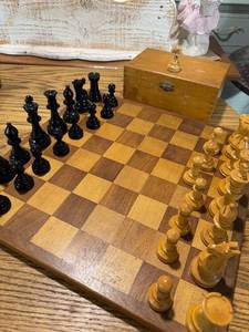 lot 156E image: Wooden Chess Set with Storage Box - Complete Set of Pieces