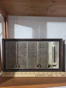 lot 3A image: Vintage Zenith Solid State FMAM Radio with Wood Cabinet