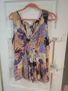 lot 10R image: Group of 4 Womens Sleeveless Tops Sanctuary, Feathers by Tolani, Cabi Sizes M L