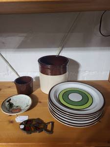 lot 18E image: Assorted Vintage Pottery and Set of 6 Hearthside Buffet Ware Plates