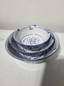 lot 34E image: Set of 3 Blue and White Porcelain Bowls with Floral Design