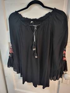 lot 191 image: Group of 4 Womens Blouses with Embroidery and Lace, Mixed Brands