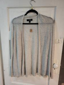 lot 194 image: Group of 5 Womens and Unisex Casual Tops Assorted Sizes