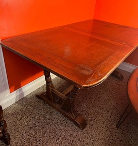 lot 279 image: Vintage Table with two leaves and 6 chairs