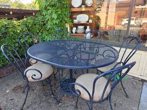 lot 101 image: Vintage Outdoor Patio Set with Metal Mesh Table with Umbrella Stand and 6 Chairs