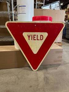 lot 17 image: Yield Street Sign (586067)