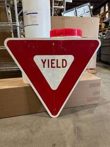 lot 18 image: Yield Street Sign (586069)
