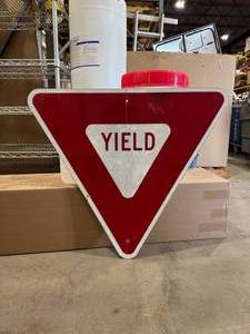 lot 19 image: Yield Street Sign (586068)