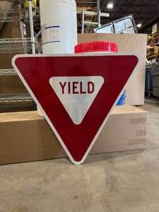 lot 20 image: Yield Street Sign (586071)