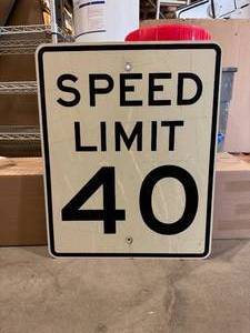 lot 24 image: Speed Street Sign (586081)