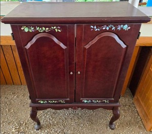 lot 1013 image: Cute Vintage Hardwood Television Cabinet