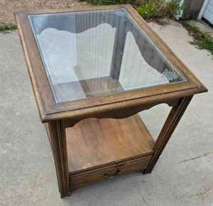 lot 1005 image: Glass Top Side Table