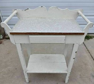 lot 1044 image: Antique Wash-Stand