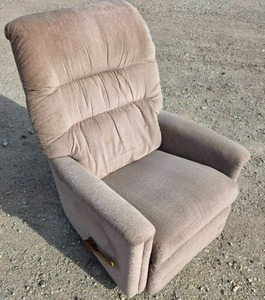 lot 1039 image: Tan LA-Z-BOY Recliner