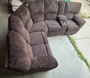 lot 1043 image: Sectional Couch