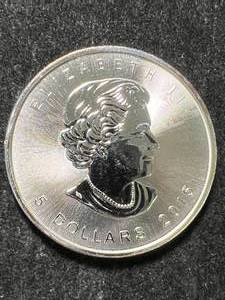 lot 69 image: 2015 CANADIAN MAPLE LEAF 1 TROY OZ .9999 FINE SILVER