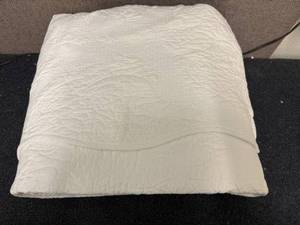 lot 28 image: White Paisley King Sized Quilt