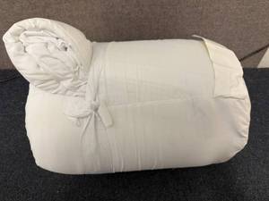 lot 29 image: 88in x 92in Comforter
