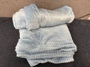 lot 30 image: 2 50in x 60in Throw Blankets